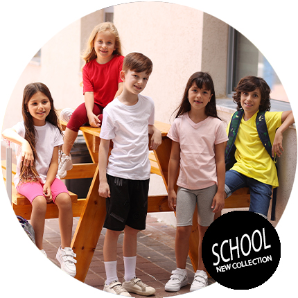 חמישה ילדים בתמונה עם חולצות בית ספר
